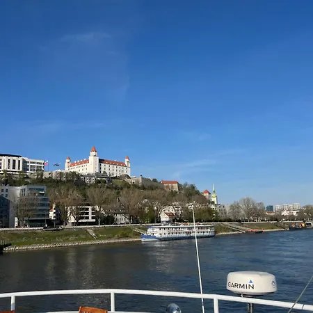 Vibe Loft Free Drink Daily By Zazi ברטיסלאבה